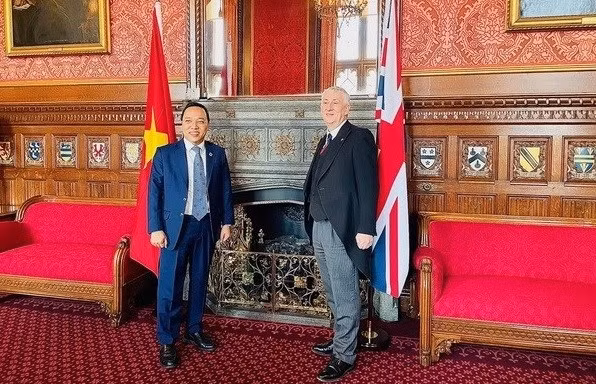 Speaker of the House of Commons of the UK Lindsay Hoyle (R) and Vietnamese Ambassador to the UK Nguyen Hoang Long (Photo: VNA)