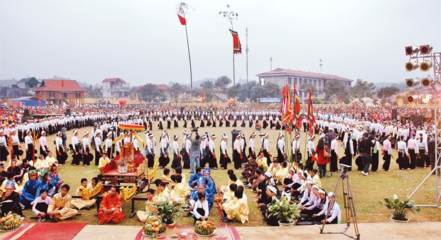 Muong people in Tan Lac District, Hoa Binh Province take part in a traditional festival held in the first month of the lunar calendar to pay homage to their ancestors and gods.