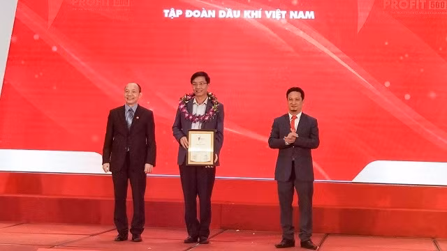 A representative from PetroVietnam receives the certificate recognising it as taking the top in the Profit500 Ranking. (Photo: VOV)