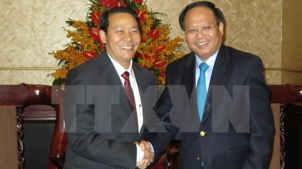 Ho Chi Minh City Party Committee Deputy Secretary Tat Thanh Cangand deputy governor of Xaysomboun province of Laos, Phoikham Houngbounyuang (Photo: VNA)