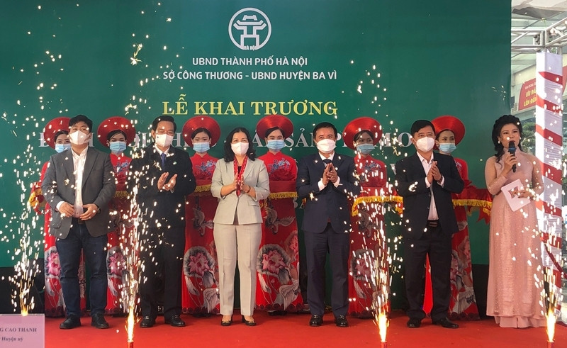 At the ceremony to introduce products of the One Commune One Product (OCOP) programme at Luc Tien Plaza in Chu Minh Commune.