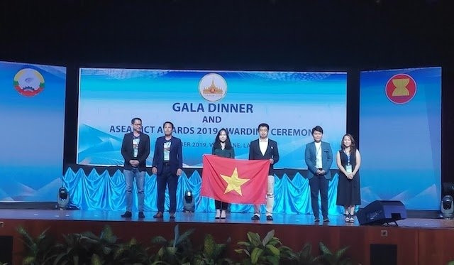 Representatives from Hocmai.vn at the awards ceremony