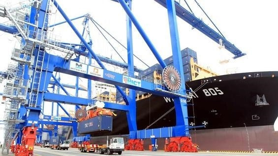 Goods are loaded and unloaded at Hai Phong Port.(Photo: VNA)