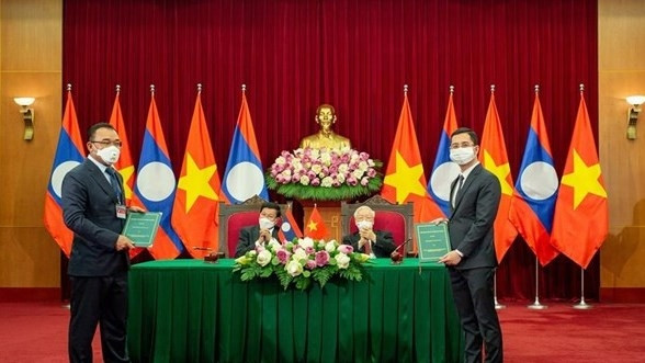 General Secretary of the Communist Party of Vietnam (CPV) Central Committee Nguyen Phu Trong and General Secretary of the Lao People’s Revolutionary Party (LPRP) Central Committee and President of Laos Thongloun Sisoulith, who has been on an official visit to Vietnam, witnessed the signing of the document. (Photo: VNA)