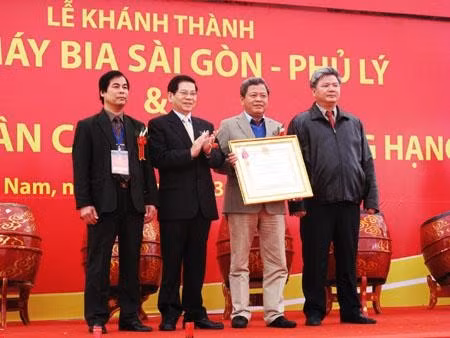 President Triet presents the Labour Order to representative of Sai Gon-Phu Ly Brewery.
