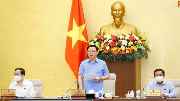 NA Chairman Vuong Dinh Hue speaks at the meeting. (Photo: VNA)