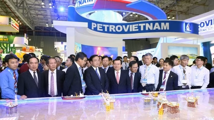  Deputy PM Hoang Trung Hai visits a booth of the Vietnam-Russia Oil and Gas Joint Venture (Vietsovpetro) (Photo: petrotimes.vn)