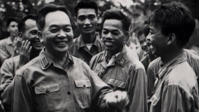 General Vo Nguyen Giap visits a military unit in 1968