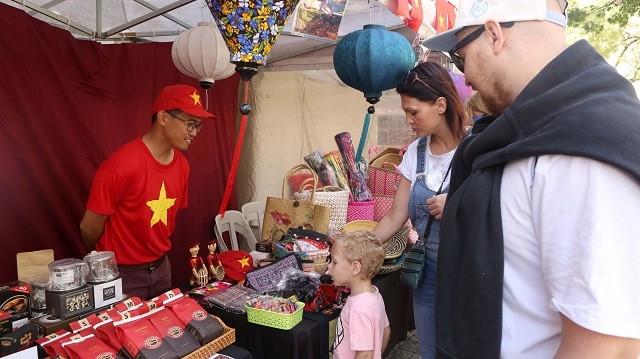 Foreign visitors at the Vietnamese stall. (Photo: VNA)