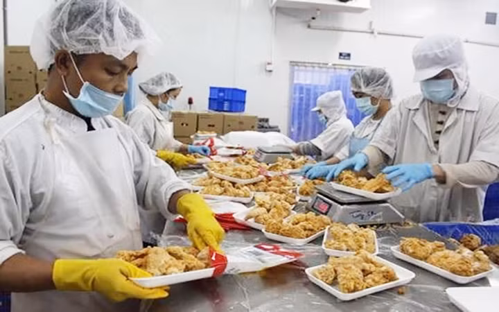 At the poultry processing factory of Koyu & Unitek Co., Ltd. (Photo: THUY HAI)