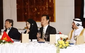 Prime Minister Nguyen Tan Dung (second right) at the Vietnam-UAE Business Forum (Photo: VNA)