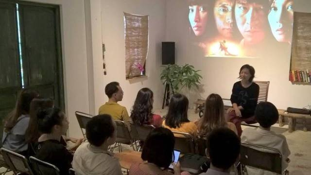 Director Nguyen Hoang Diep joins a group discussion with audience after the screening at Okia Cinema (Photo: Okia Cinema)