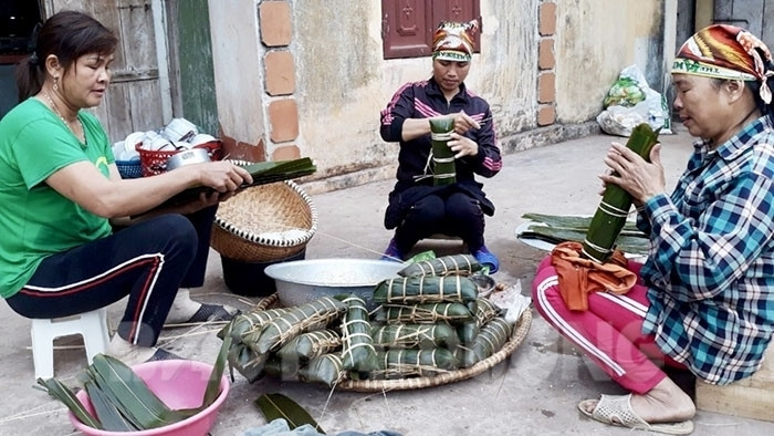 Long ‘chung’ cake is still an indispensable dish during Tet. 