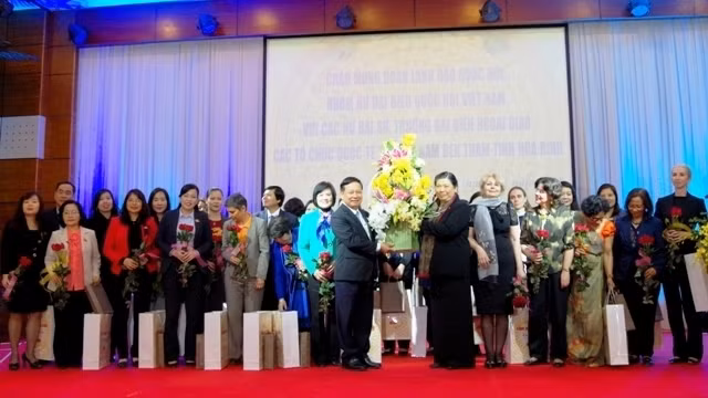 NA Vice Chairwoman Tong Thi Phong and her delegation pay a working trip to the northern mountainous province of Hoa Binh on March 8. (Photo: NDO)