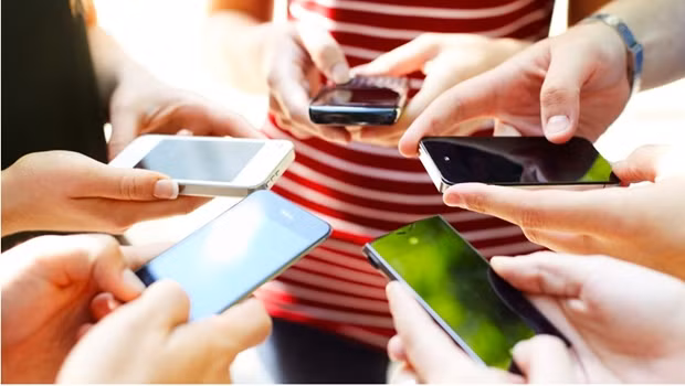 People play with their smartphones (Photo: vneconomy.vn)