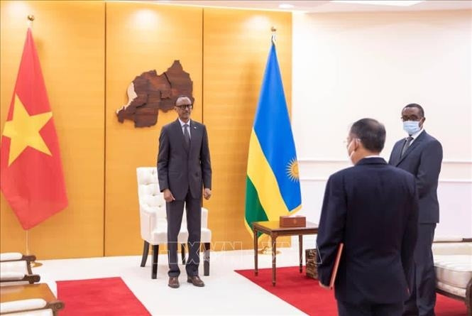 Vietnamese Ambassador to Tanzania and the Republic of Rwanda Nguyen Nam Tien presents his credentials to President of the Republic of Rwanda Paul Kagame. (Photo: VNA)