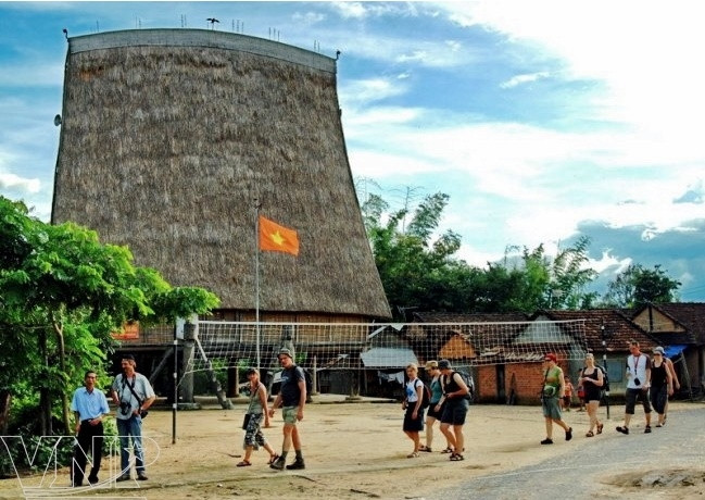 Foreign tourists visit a communal house, which is an indispensable cultural facility in the spiritual life of ethnic groups in Kon Tum province and Central Highlands region in general (Photo: Vietnam Pictorial)