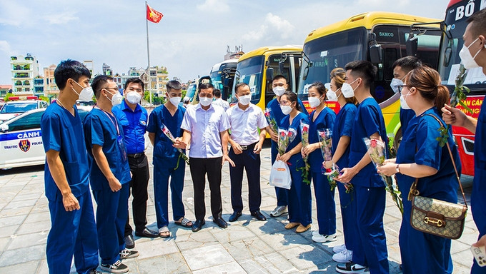 Leaders of Bac Giang Province bid farewell to medical workers to support Dong Thap Province in COVID-19 fight. (Photo: NDO)