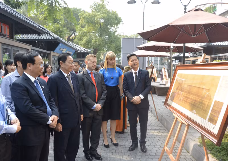 Visitors at the exhibition (Photo: VGP)