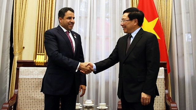 Deputy Prime Minister Pham Binh Minh (R) with UAE Ambassador to Vietnam Obaid Saeed Bintaresh Al Dhaheri. (Photo: VGP)