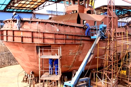 Vietnam currently has 120 shipyards that build different types of ships .