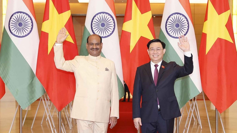 NA Chairman Vuong Dinh Hue (R) welcomes Speaker of the Indian Lok Sabha (the lower house) Om Birla (Photo: VNA) 