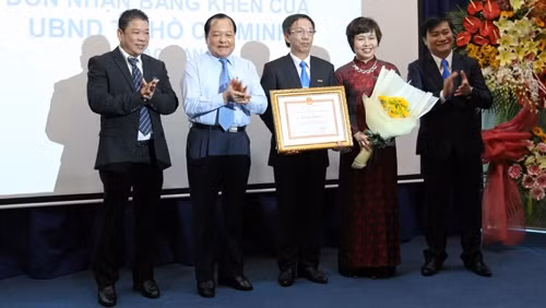 Politburo member Le Thanh Hai presents a certificate of merit of Ho Chi Minh City’s Party Committee to Thanh Nien Newspaper. (Credit: thanhnien.vn)