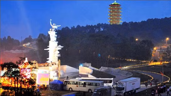 A monument dedicated to fallen volunteers at Dong Loc junction