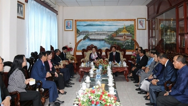 Vietnamese National Assembly Chairwoman Nguyen Thi Kim Ngan and her entourages at a working session with the Vientiane provincial leaders on September 28. (Photo: NDO)