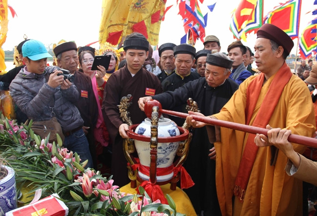 Water taken from the Red river as an offering to the Tran Kings at the Tran Temple Festival in Thai Binh (Photo: thethaovanhoa.vn)