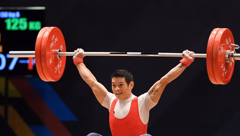 Weightlifter Thach Kim Tuan secures the first gold medal for Vietnam with a lift of 282kg