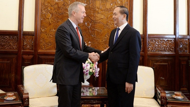 President Tran Dai Quang (right) receives outgoing US Ambassador to Vietnam, Ted Osius. 
