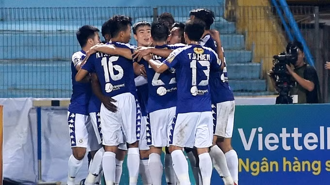 Hanoi FC players celebrate a goal against Viettel FC. (Photo: NDO/Tran Hai)