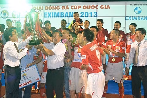 XM The Vissai Ninh Binh receives the Cup (Photo: thethaovietnam.vn)