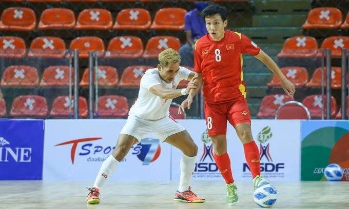 Nguyen Minh Tri (#8) converts the decisive spot kick in the shootout to send Vietnam through to the 2022 AFC Futsal Asian Cup. (Photo: VFF)