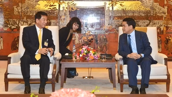 Chairman of the People’s Committee of Hanoi Nguyen Duc Chung (right) receives Vietnam-Japan Special Ambassador Sugi Ryotaro.