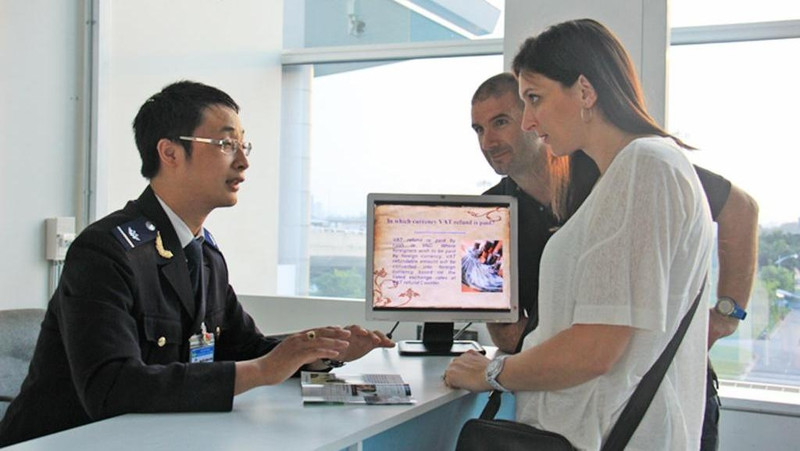 Foreigners enjoying VAT refunds at Tan Son Nhat interntional airport in HCM City (Source: thutuchanhchinh.vn)