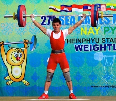 Weightlifter Thach Kim Tuan wins the men's 56kg gold medal and breaks two SEA Games records