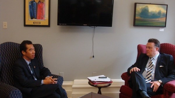 Vietnamese Ambassador to Canada To Anh Dung (left) at a working sesion with Halifax’s Mayor Mike Savage. (Source: VNA)