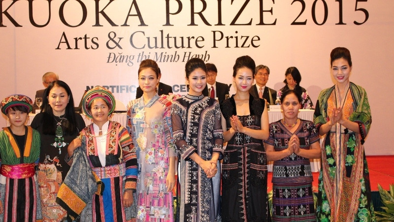 Designer Minh Hanh (second from left) and models in garments from her collection at the ceremony (Photo: fukuoka-prize.org)