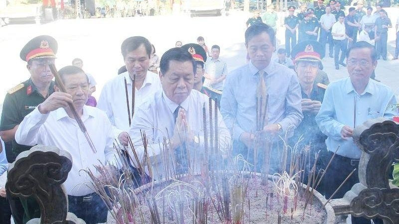 Secretary of the Party Central Committee (PCC) and Head of the PCC’s Commission for Communication and Education Nguyen Trong Nghia offer incense to commemorate fallen soldiers in Quang Tri province.