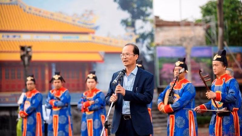 Hue Monuments Conservation Centre has organised an exhibition to introduce the royal family's handwritten version of 'Tale of Kieu' from the Nguyen Dynasty.