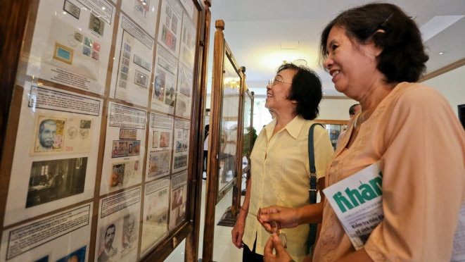 Visitors at a stamp exhibition featuring the life and career of Doctor Alexandre Yersin (tuoitre.vn)