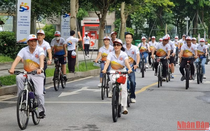 Foreign Minister Bui Thanh Son (left) and the delegation rode bicycles to the Ministry's working house from the Headquarters of the Ministry of Foreign Affairs.