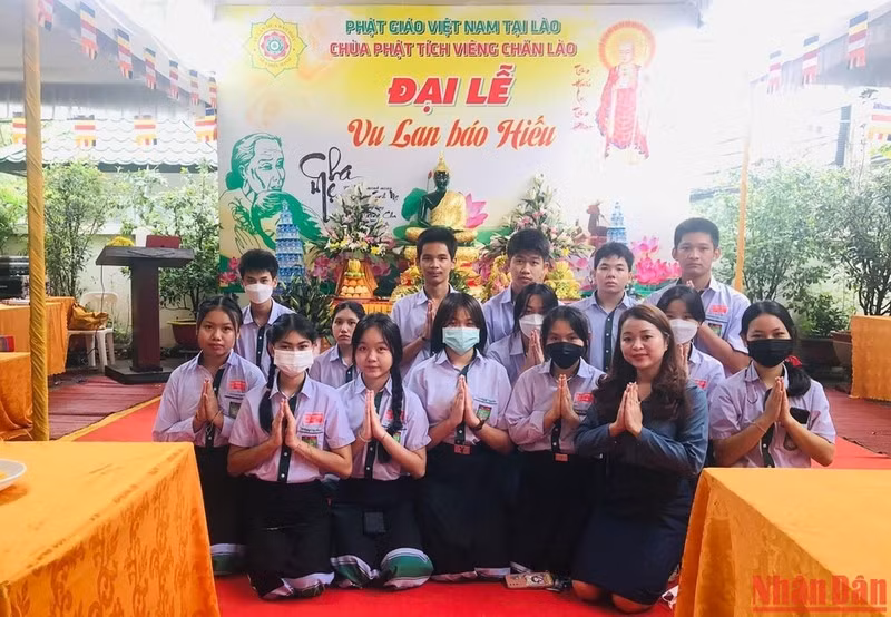 Vietnamese students in Vientiane (Laos) attend the Buddhist Vu Lan Festival.