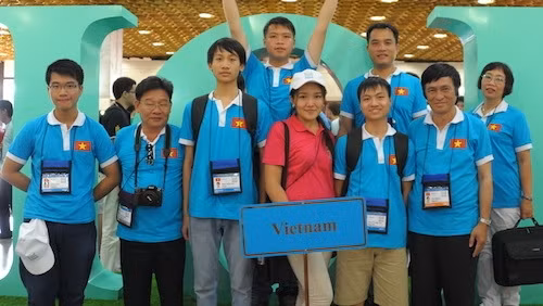 The Vietnamese team at the 27th International Olympiad in Informatics in Kazakhstan. 