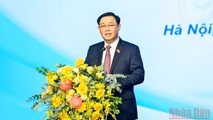 National Assembly Chairman Vuong Dinh Hue meets teachers of Hanoi Medical University. (Photo: NDO)