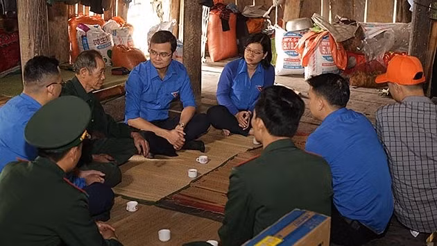 Representatives from the HCYU Central Committee and the Vietnam Youth Federation Central Committee present gifts to local policy beneficiaries and needy households within the framework of the “March in border areas” festival.