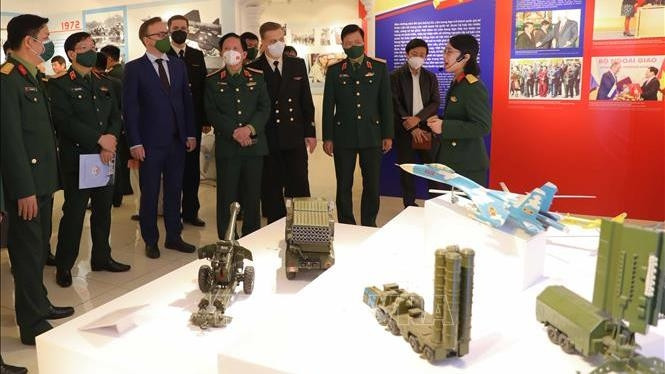 The delegates visiting the exhibition (Photo: VNA)