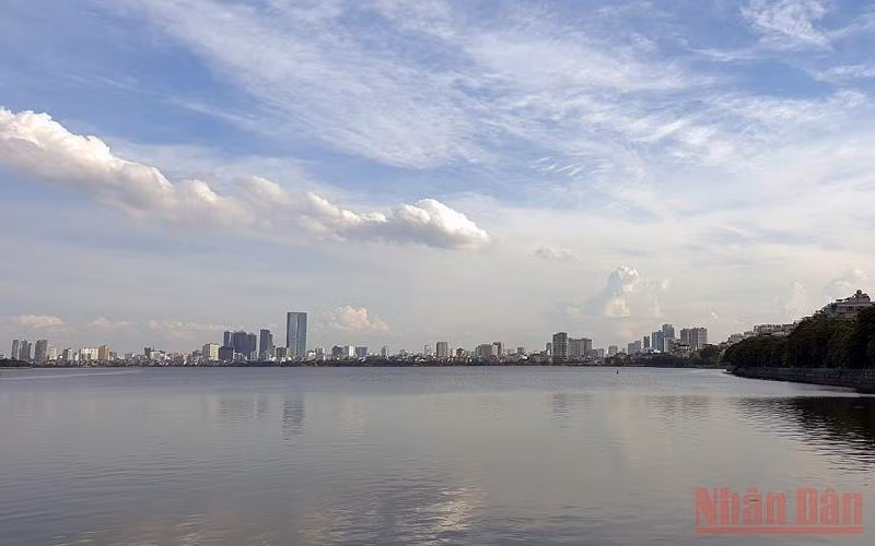 A corner of West Lake (Photo: T.LINH)